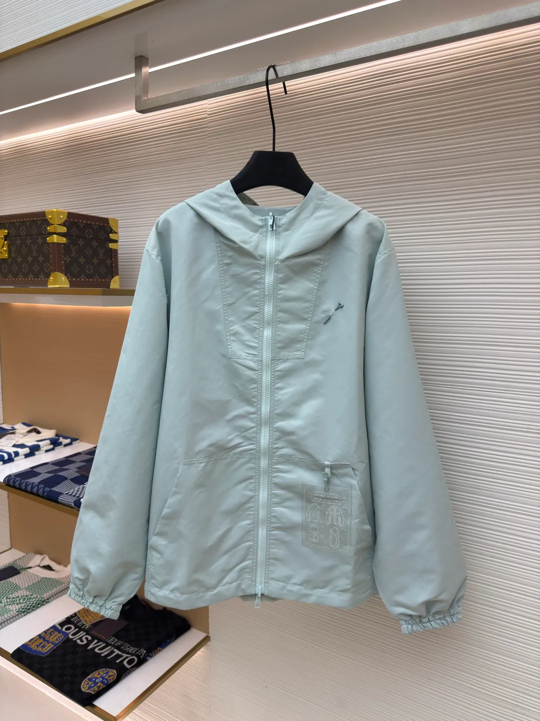 LOUIS VUITTON double-sided windproof pin jacket ●Authentic product: purchased and developed for 22800 ●Item number: 1680473-C55 ●Fabric: polyester fiber fabric ●Technology: jacquard ●Version: fitted version ●Weight: about 565 grams ●Size: 44-46-48-50 ●Description: The solid color fabric is made of nylon encrypted matt twill fabric, and the jacquard fabric on the other side is made of 50D nylon yarn-dyed jacquard fabric. The solid color front panel is laser-burned, hand-made of white copper, with a triangle pin with logo and glossy finish. The front panel pocket uses a hardware keychain to hang a folding clothing tag, and the jacquard letters on the front chest placket are made of single-piece flowing pure It is cut by hand to restore the flower, and all the pieces are numbered. The pockets are also cut with the restored flower number. The fabric is relatively light and silky, and it takes time to cut accurately. The front and center are equipped with a double-circulation puller 5# orbital zipper. The hem and the hood are worn with spiral elastic ropes with ring anti-slip buckles, square pig nose buckles with logo, and all holes are punched with hardware and logo on the cloth-colored cornrows.